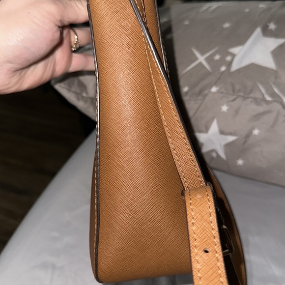 NWOT Micheal kors tan crossbody adjustable strap gold accents larger size cute - Picture 4 of 13